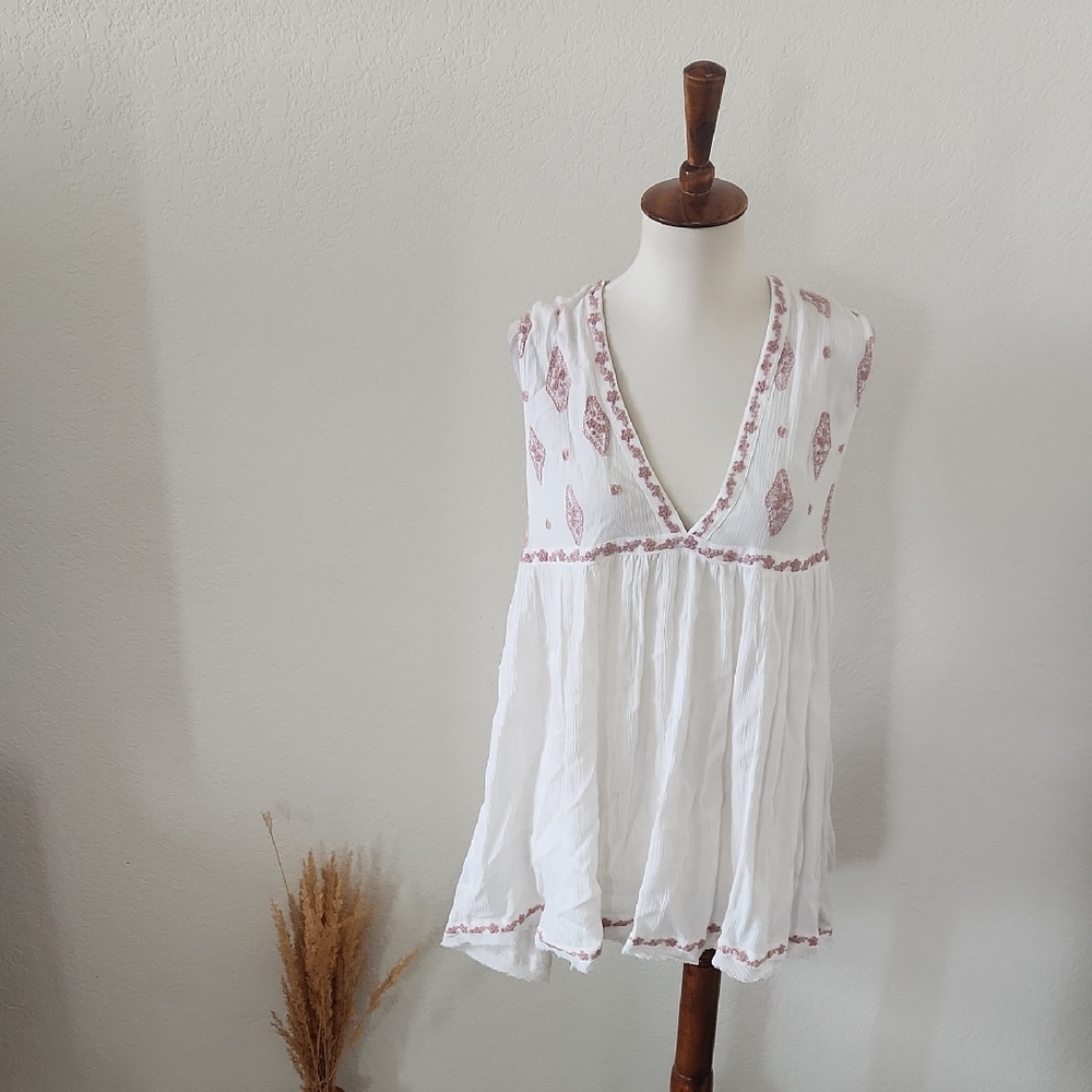 Free People White Sleeveless Boho Top with Pink Accents - Picture 1 of 6